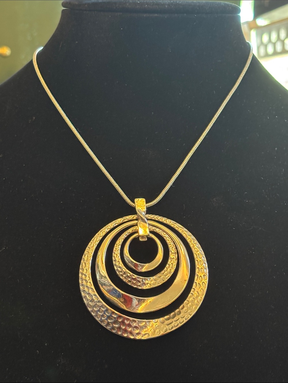 Elegant Silver-Tone Concentric Circle Pendant Necklace - Women Jewelry